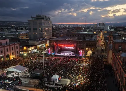 Arranca Festival en Primavera con Bosé y plaza llena Arranca Festival en Primavera con Bosé y plaza llena