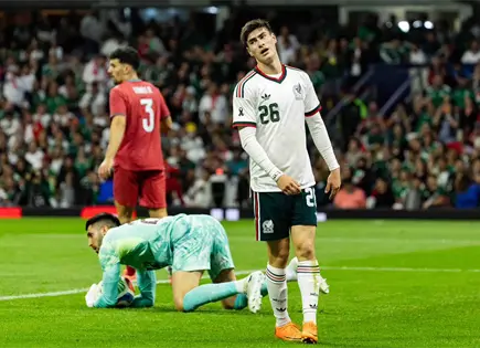 Azteca reabre, pero el Tri queda a deber