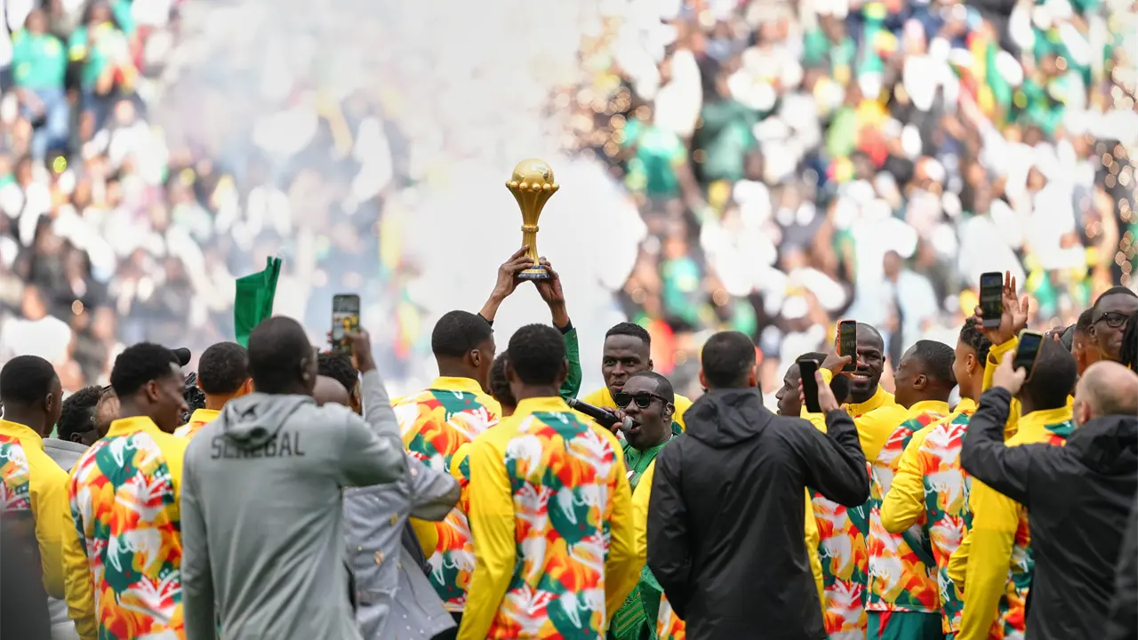 Desafía Senegal a la CAF y desfila con trofeo