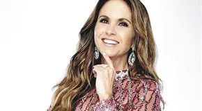 LUCERO CELEBRA CON SUS FANS