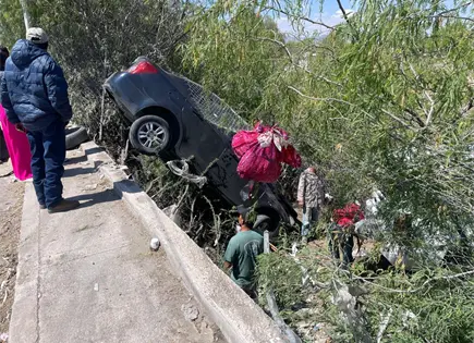 Pierde el control y cae a desnivel en Circuito Potos&iacute;