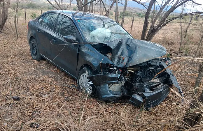 Se estrella carro contra un árbol en Tamuín