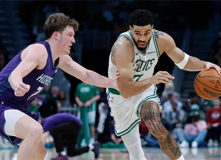 Celtics vencen a Hornets en Charlotte con 32 puntos de Tatum