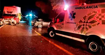 Choque frontal entre dos veh&iacute;culos