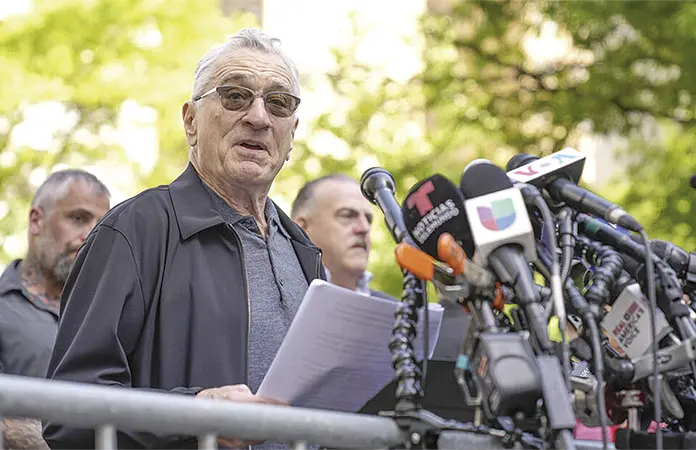 ROBERT DE NIRO MARCHA CONTRA DONALD TRUMP