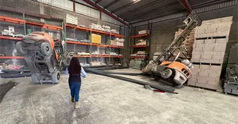 Muere trabajador tras ca&iacute;da de varillas de un montacargas