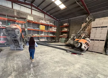 Muere trabajador tras ca&iacute;da de varillas de un montacargas