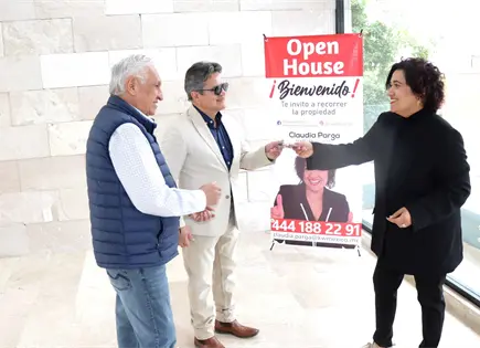 Claudia Parga: Profesionalismo Certificado en el Corazón de la Zona Diamante