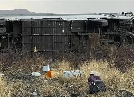 Dos heridos, al volcar autob&uacute;s en Carr. a Zacatecas
