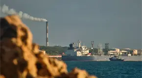 El petrolero ruso atraca en Cuba, que respira tras el bloqueo