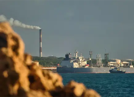 El petrolero ruso atraca en Cuba, que respira tras el bloqueo