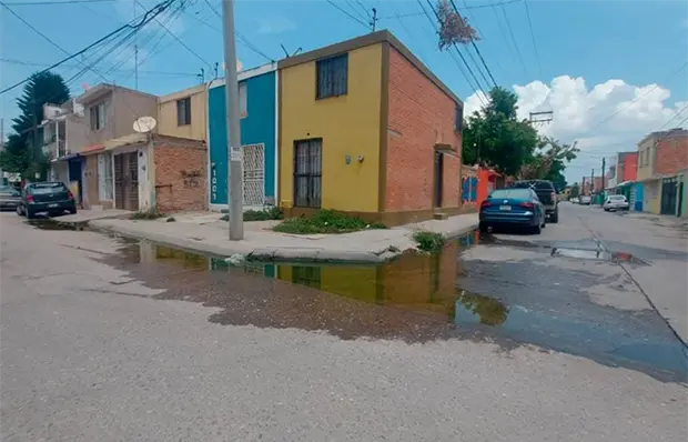 Hartazgo por fuga de aguas negras en Col. San Antonio Hartazgo por fuga de aguas negras en Col. San Antonio