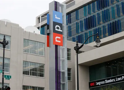 Juez federal bloquea orden ejecutiva de Trump contra NPR y PBS