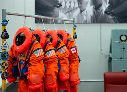 NASA presenta trajes para astronautas en misi&oacute;n Artemis II
