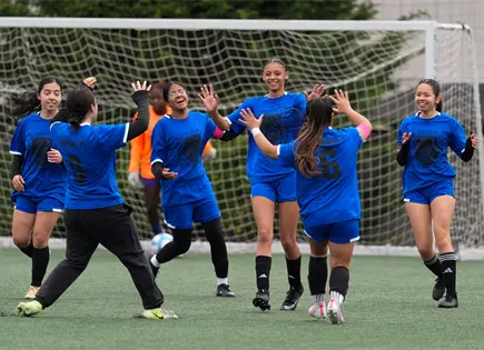 Torneo de f&uacute;tbol para ni&ntilde;as inmigrantes une a familias en Portland