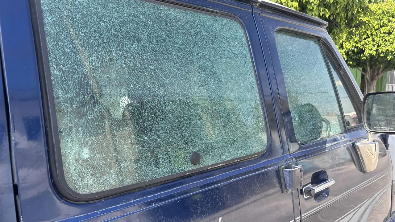 Vandalizan autos en Las Piedras; autoridades no responden