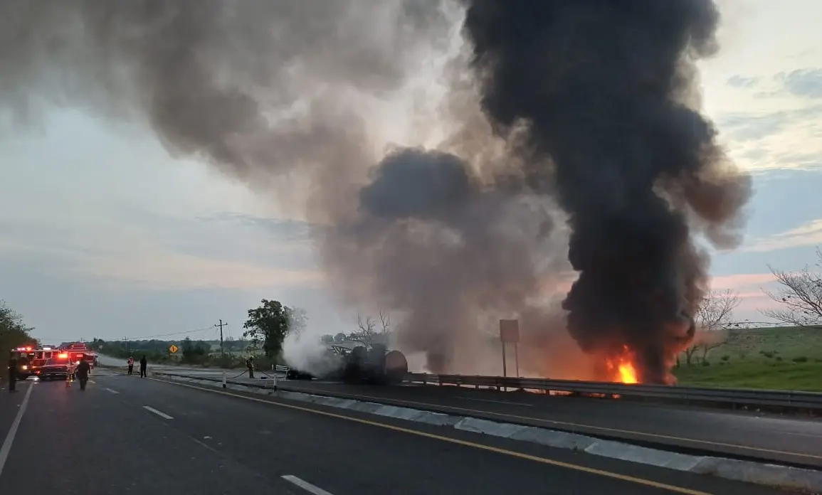 Video | Vuelca tráiler que transportaba diésel y se incendia