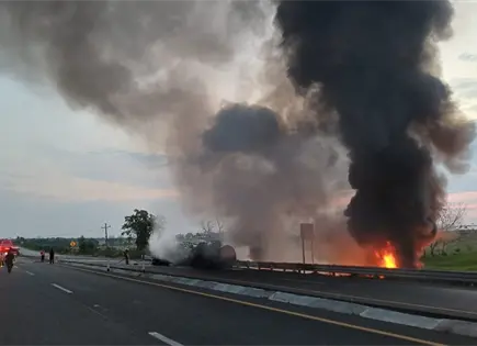 Video | Vuelca tr&aacute;iler que transportaba di&eacute;sel y se incendia