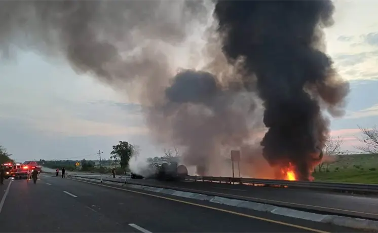 Video | Vuelca tráiler que transportaba diésel y se incendia Video | Vuelca tráiler que transportaba diésel y se incendia