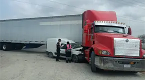 Chocan tr&aacute;iler y camioneta; hay dos lesionados