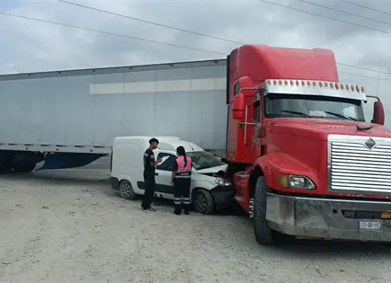 Chocan tr&aacute;iler y camioneta; hay dos lesionados