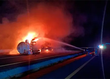 Cisterna con di&eacute;sel vuelca y se incendia