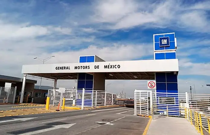 Acuerdan alza salarial en GM y evitan huelga