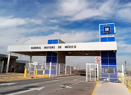 Acuerdan alza salarial en GM y evitan huelga