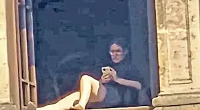 Identifican a mujer que tomaba el sol