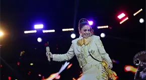 Lucero re&uacute;ne a miles en Plaza de Fundadores