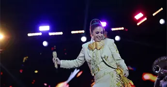 Lucero re&uacute;ne a miles en Plaza de Fundadores