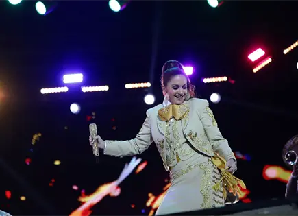 Lucero re&uacute;ne a miles en Plaza de Fundadores