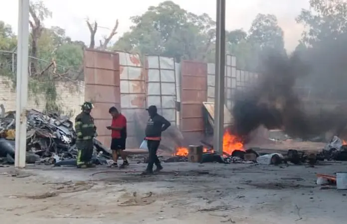 Se prende y clausuran chatarrera en Pozos