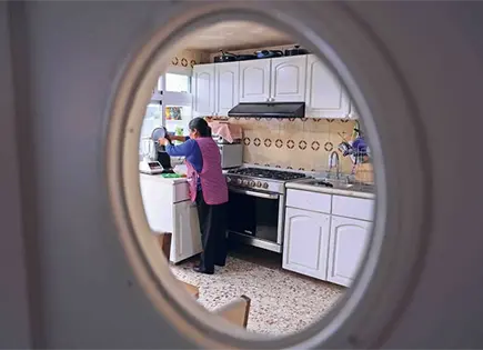 Trabajadoras del hogar ganan menos de $4 mil