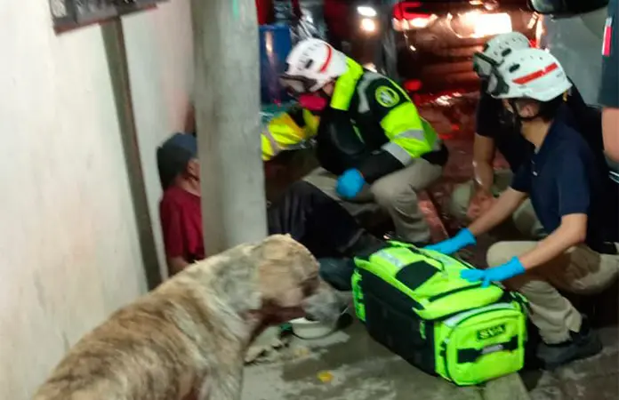 Adulto mayor se lesiona; cae de su propia altura