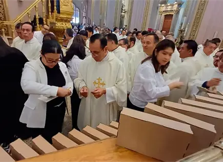 Concelebran tres obispos misa crismal