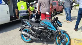 Camioneta embiste a motociclista en Valles