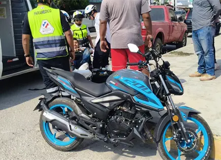 Camioneta embiste a motociclista en Valles
