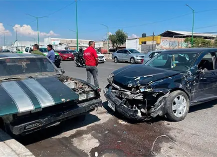 Peat&oacute;n ocasiona aparatoso accidente al atravesarse