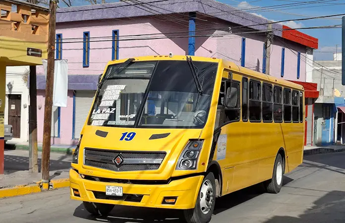 Protestan usuarios por alza a tarifa de transporte urbano