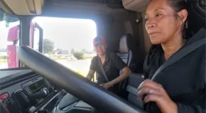 Capacitan a mujeres como operadoras de tr&aacute;iler en SLP