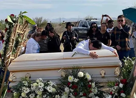 Ceci da último adiós a su hijo