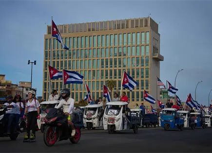 Cubanos realizan caravana frente a embajada de Estados Unidos