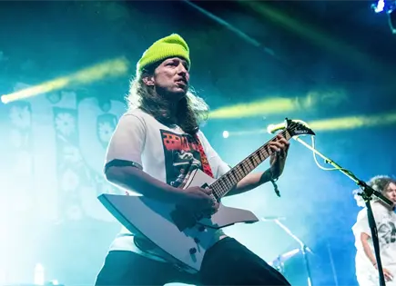 Exguitarrista de Turnstile acusado de atropellar al padre del vocalista