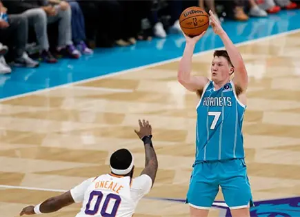 Fija K. Knueppel r&eacute;cord de triples