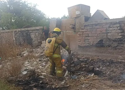 Incendio se extiende en un predio de Pozos