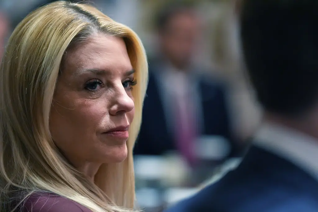 Pam Bondi pierde cargo en Justicia tras presiones de Trump