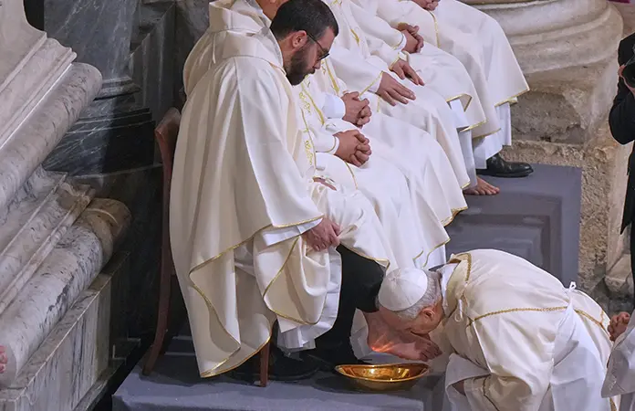 Papa lava pies a 12 sacerdotes
