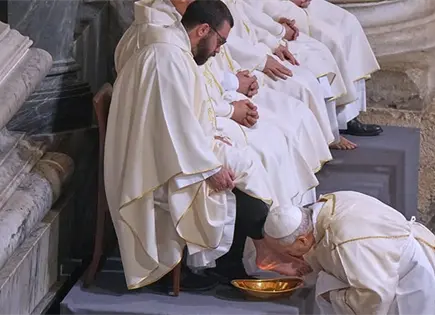 Papa lava pies a 12 sacerdotes