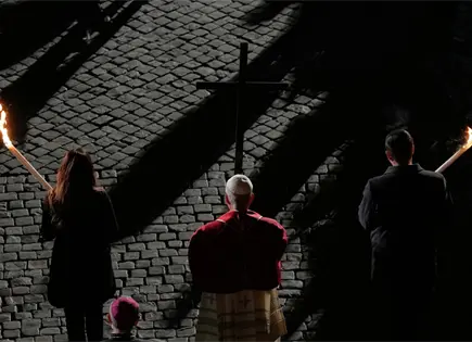 Papa Le&oacute;n XIV carga cruz en v&iacute;a crucis del Coliseo de Roma